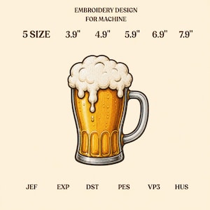 Può includere: Un disegno da ricamo per macchina raffigurante un boccale di birra con liquido dorato e schiuma bianca. Il testo recita: EMBROIDERY DESIGN FOR MACHINE, 5 SIZE, 3.9", 4.9", 5.9", 6.9", 7.9", JEF, EXP, DST, PES, VP3, HUS. Boccale di vetro dettagliato con manico.