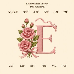 Könnte beinhalten: Maschinenstickdesign mit dem Buchstaben E in Rosa, verziert mit zwei rosa Rosen, grünen Blättern und einer rosa Schleife. Der Text umfasst EMBROIDERY DESIGN FOR MACHINE, 5 SIZE, 3.9", 4.9", 5.9", 6.9", 7.9" sowie die Formate JEF, EXP, DST, PES, VP3, HUS.