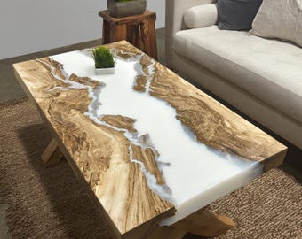 Mesa de centro de resina epoxi de nogal, pieza central de madera con borde natural, muebles rústicos modernos.