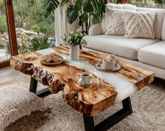 Mesa de centro personalizada de nogal con borde natural y resina epoxi, estilo rústico moderno.
