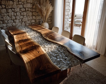 Mesa de comedor de nogal con resina epoxi, diseño River Design con borde natural, muebles de madera a medida.