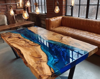 Mesa de centro artesanal de nogal con resina epoxi, mueble de madera con borde natural.