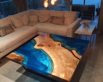 Mesa de centro de nogal con borde natural y resina epoxi, muebles de resina de estilo rústico moderno.