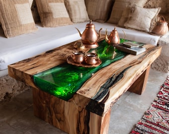 Mesa de centro de nogal con borde natural y resina epoxi, centro de mesa rústico de madera, mesa de río de resina hecha a mano