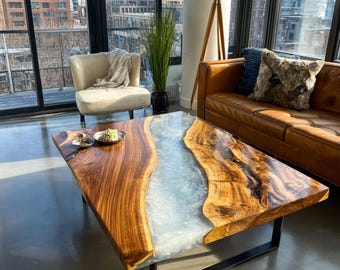 Mesa de centro de nogal hecha a mano con acabado epoxi y borde natural, muebles rústicos de estilo granja.