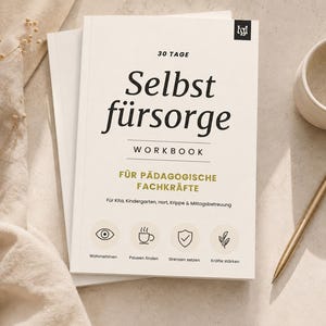 Puede incluir: Un cuaderno de trabajo titulado "Selbstfürsorge" con el texto "30 Tage" y "Workbook" en negro. La portada también incluye el texto "Für Pädagogische Fachkräfte" y varios iconos pequeños. Un bolígrafo dorado y una pequeña taza beige están junto al libro.
