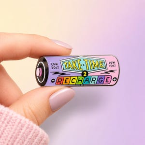 Pin esmaltado de batería recargable, pin de solapa de autocuidado en tonos pastel, accesorio para bolso de bajo consumo.