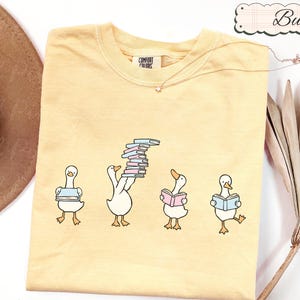 Camisetas divertidas de libros, camiseta de ganso lector, regalo para chica amante de los libros.