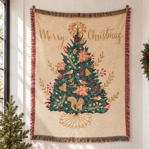Könnte beinhalten: Ein gewebter Wandteppich mit einem zentralen dunkelgrünen Weihnachtsbaum, der mit roten Weihnachtssternen, kleinen Vögeln und Glocken geschmückt ist. Ein Eichhörnchen sitzt an der Basis. Der Text Merry Christmas steht in goldener Schrift darüber.