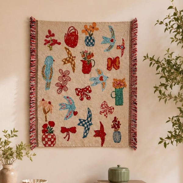 Handvävd väggtapet, färgglad bohemisk textilkonst, väggbonad i vintagestil, heminredning i cottagecore, broderi i blommig fågel