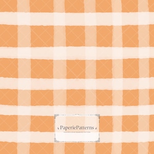 Könnte beinhalten: Ein nahtloses digitales Muster mit einem Gitter aus sich kreuzenden horizontalen und vertikalen Streifen in Orange- und hellen Cremetönen. Ein rechteckiges Etikett in der Mitte zeigt den Text PaperiePatterns und Non-Exclusive Seamless Pattern.