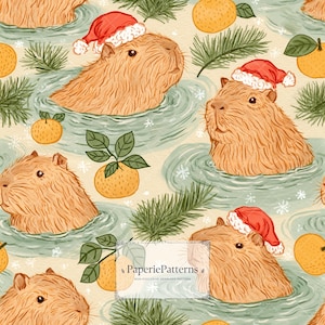 Könnte beinhalten: Ein nahtloses Muster mit braunen Wasserschweinen, die im Wasser schwimmen, einige tragen rot-weiße Weihnachtsmützen, durchsetzt mit orangefarbenen Zitrusfrüchten, grünen Kiefernzweigen und kleinen weißen Schneeflocken auf beigem Grund.