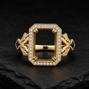 Könnte beinhalten: Ein goldener Ring mit einer rechteckigen Fassung, die von kleinen runden weißen Steinen umrahmt ist. Die Ringschiene zeigt auf beiden Seiten komplizierte Schnörkelmuster, akzentuiert durch kleine schwarze Steine an den äußeren Rändern.