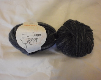 Op de afbeelding: Twee bollen donkergrijs garen met een wit label waarop "SAVANNA" en "€ 10,00" staat.