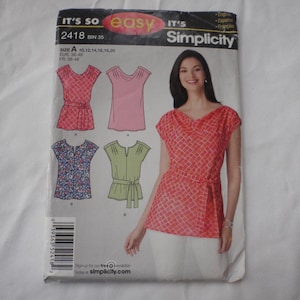 Puede incluir: Un patrón de costura Simplicity, que muestra a una mujer con un top rojo estampado. El paquete incluye ilustraciones de diferentes diseños de tops, con el texto "IT'S SO easy" y "Simplicity". Tallas: 36-48.