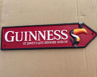 Letrero grande de hierro fundido rojo con forma de tucán de Guinness