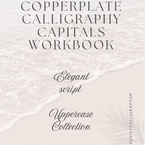 Może przedstawiać: Ćwiczeniówka zatytułowana Copperplate Calligraphy Capitals Workbook z podtytułami Elegant script oraz Uppercase Collection. Tekst znajduje się na jasnym tle przedstawiającym brzeg morza oraz nazwę użytkownika @THEQUIETCALLIGRAPHER.