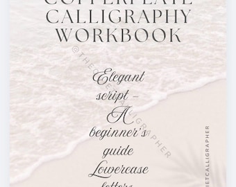 Puede incluir: Un cuaderno de trabajo de caligrafía copperplate con el título "Copperplate Calligraphy Workbook" en una fuente gris oscuro. La portada también incluye el texto "Elegant script - A beginner's guide Lowercase letters". El fondo tiene un patrón de olas beige claro y blanco.