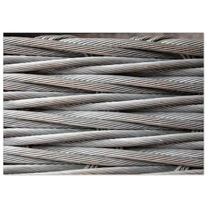 Könnte beinhalten: Nahaufnahme eines Bündels dicker, silberfarbener Stahlkabel. Die Kabel sind eng gewickelt und erzeugen ein strukturiertes, industrielles Aussehen. Einzelne Stränge sind sichtbar und zeigen ein gedrehtes Muster. Der Gesamteffekt ist eine starke, metallische Textur.