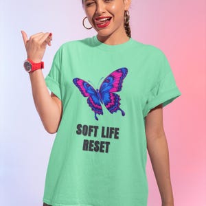 Butterfly „Soft Life Reset“ T-Shirt – Leuchtend pink-blaues Grafik-T-Shirt – Jetzt im Trend!