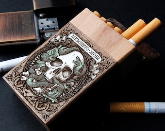 Memento Mori – Zigarettenetui aus Holz, lasergraviert und handbemalt – Holzbox mit 10 Zigarettenfächern, Standardgröße, kompakt und elegant
