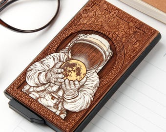 Astronaut - Lasergegraveerde en handbeschilderde houten kaarthouder, geschikt voor 9 kaarten, met uitschuifbare clip en RFID-bescherming.