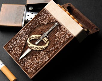 Schwert und Ring – Zigarettenetui aus Holz, lasergraviert und handbemalt – Holzbox mit 10 Zigarettenfächern, Standardgröße, kompakt und elegant