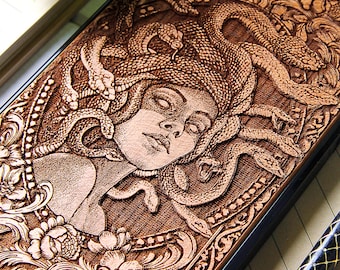 Medusa - Custodia per telefono in vero legno incisa a laser e pitturata a mano per tutti i modelli iPhone, Samsung e Google Pixel