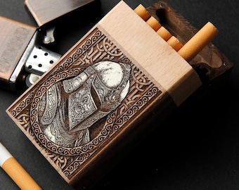 Templar – Zigarettenetui aus Holz, lasergraviert und handbemalt – Holzbox mit 10 Zigarettenfächern, Standardgröße, kompakt und elegant