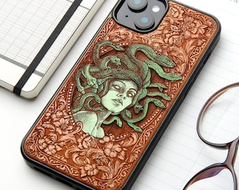 Medusa 2 - Custodia per telefono in vero legno incisa a laser e pitturata a mano per tutti i modelli iPhone, Samsung e Google Pixel