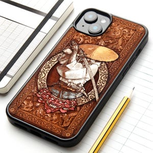 Peut inclure: Une coque de smartphone noire avec une gravure sur bois détaillée représentant un guerrier tenant une épée et portant un chapeau conique. Le motif inclut un masque de démon rouge, des dragons complexes et un cadre circulaire.