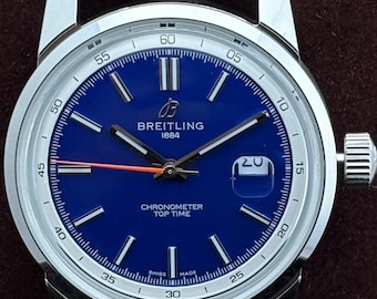 Orologio da polso da uomo vintage Breitling 1884 Chronometer Top Time Automatic con quadrante blu, cassa e bracciale in acciaio inossidabile e datario funzionante.