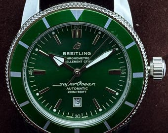 Orologio da polso da uomo vintage Breitling 1884 Super-Ocean Chronometer Automatic con quadrante verde, cassa e bracciale in acciaio inossidabile e datario funzionante.