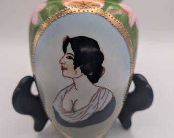 Bolsita de pared de porcelana vintage pintada a mano con diseño de una hermosa dama.