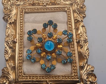 Spilla vintage in smalto e strass raffigurante la Vergine Maria cattolica.