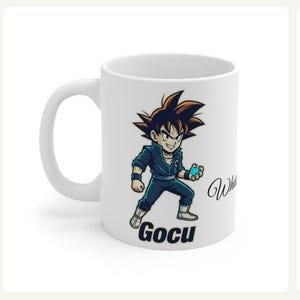 Puede incluir: Taza de cerámica blanca con una ilustración de dibujos animados de un personaje con un atuendo azul y cabello castaño puntiagudo. El personaje sostiene un orbe azul. La palabra "Gocu" está impresa debajo.