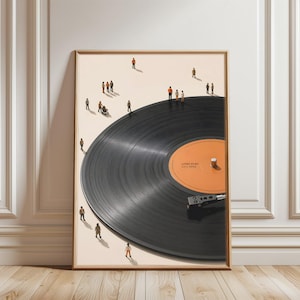 Puede incluir: Impresión artística enmarcada que presenta un gran disco de vinilo negro con una etiqueta naranja y el texto "LONG PLAY". Figuras en miniatura están dispersas alrededor del disco, creando una imagen única. La obra de arte está sobre un fondo beige claro.