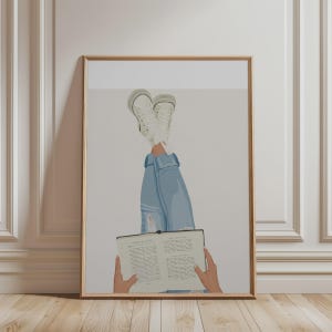 Pode incluir: Uma impressão de arte de parede emoldurada apresentando uma ilustração digital de pernas vestindo jeans azul claro e tênis de lona brancos, posicionadas com os pés cruzados no ar enquanto seguram um livro aberto com páginas de texto visíveis.