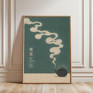 Könnte beinhalten: Gerahmter Kunstdruck mit einer schwarzen Teekanne und aufsteigendem Dampf vor einem tealfarbenen Hintergrund. Das Kunstwerk enthält japanische Schriftzeichen und den englischen Text "SLOW TEA MOMENT". Der Druck hat einen beigen unteren Bereich und einen Holzrahmen.