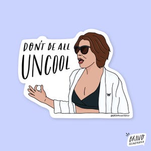 Könnte beinhalten: Aufkleber mit einer Cartoon-Illustration einer Frau mit Sonnenbrille und weißer Jacke über einem schwarzen Oberteil. Der Aufkleber hat den Text "DON'T BE ALL UNCOOL" in Schwarz, mit dem Bravo Illustrated Logo.