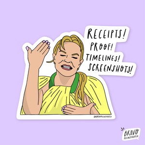 Peut inclure: Un autocollant avec une illustration de dessin animé d'une femme gesticulant avec sa main. La femme porte un haut jaune avec un col vert. Le texte sur l'autocollant se lit "RECEIPTS! PROOF! TIMELINES! SCREENSHOTS!"