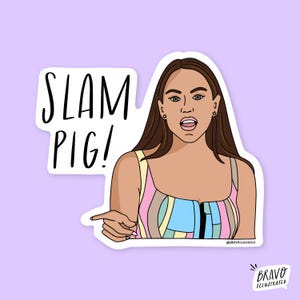 Può includere: Un adesivo con un'illustrazione a cartoni animati di una donna con i capelli castani e la pelle chiara, che indica con la mano sinistra. Il testo "SLAM PIG!" è in un fumetto. La donna indossa un top a righe colorate.