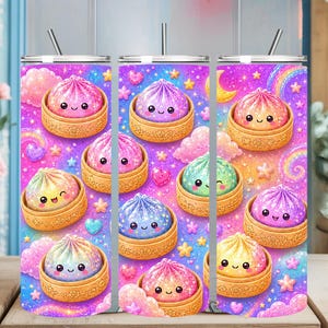 Könnte beinhalten: Ein zylindrischer Becher mit Deckel und Strohhalm, verziert mit einem bunten Muster aus Cartoon-Teigtaschen in Bambusdämpfern vor einem leuchtenden lila-rosa Galaxie-Hintergrund mit Regenbögen, Sternen, Herzen und Wolken.