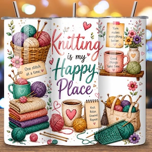 Peut inclure: Un gobelet cylindrique blanc avec une paille en métal orné d'illustrations colorées de pelotes de laine, d'aiguilles à tricoter, de tasses et de tissus pliés. Le texte indique Knitting is my Happy Place, One stitch at a time, Yarn makes everything better, et Knit. Relax. Unwind. Repeat.