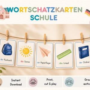 Op de afbeelding: Een set van vijf educatieve kaarten met de titel WORTSCHATZ KARTEN SCHULE, opgehangen aan een touwtje met houten knijpers. De kaarten bevatten aquarelillustraties van een blauwe rugzak, een gele zon, een papieren vliegtuigje, een groene liniaal en een blauwe ordner.