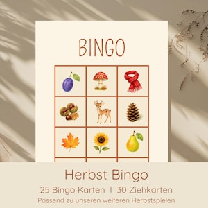 Puede incluir: Una tarjeta de juego de bingo de color crema con la palabra BINGO en la parte superior y una cuadrícula que contiene ilustraciones de una ciruela, un hongo, una bufanda roja, castañas, un ciervo, una piña, una hoja de arce, un girasol y una pera, con el texto Herbst Bingo debajo.