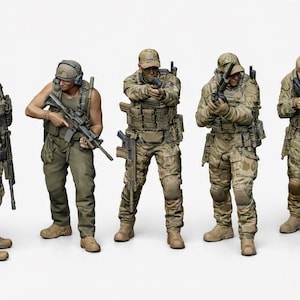 Peut inclure: Un ensemble de cinq figurines de soldats miniatures dans diverses postures tactiques. Chaque personnage porte un équipement de combat camouflage, incluant casquettes, gilets et bottes, et transporte des fusils ou pistolets miniatures détaillés.
