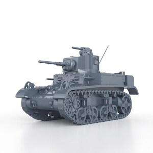 Op de afbeelding: Een grijs schaalmodel van een lichte tank met een draaibare koepel met een hoofdkanon, een secundair machinegeweer, gedetailleerde rupsbanden en een kleine antenne. De tankromp vertoont zichtbare klinknagels en mechanische onderdelen.