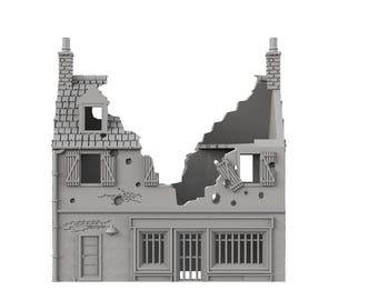 Puede incluir: Una maqueta en miniatura gris y sin pintar de un edificio en ruinas de dos plantas. La estructura presenta un tejado dañado, paredes derruidas con ladrillos a la vista, ventanas tapiadas, un escaparate en la planta baja y una puerta lateral.