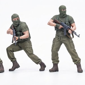 Op de afbeelding: Vier actiefiguren gekleed in olijfgroene tactische uitrusting, inclusief bivakmutsen, shirts met korte mouwen, cargobroeken en gevechtslaarzen. Elk figuur is uitgerust met een tactisch vest en een miniatuurgeweer in verschillende gevechtshoudingen.